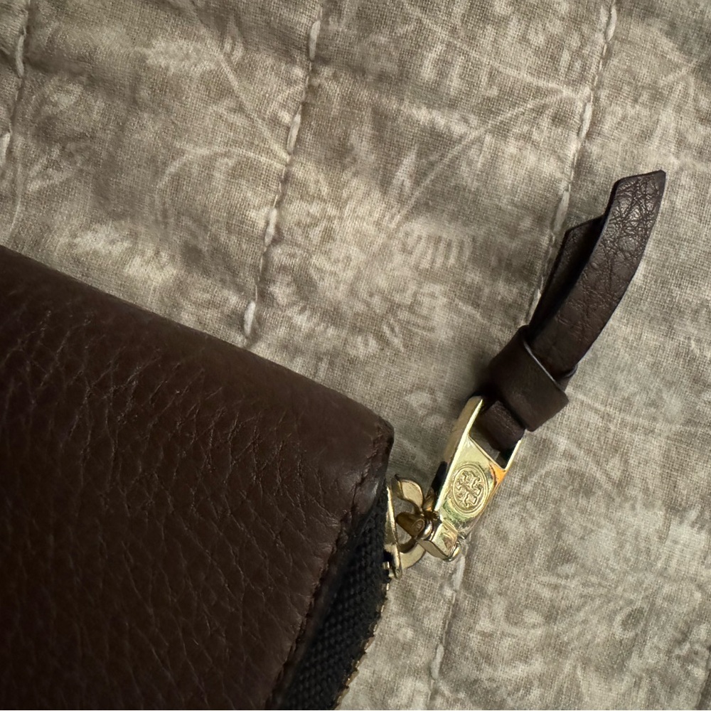 Tory Burch Pebbled Brown Wallet with Gold Emblem - Picture 3 of 8